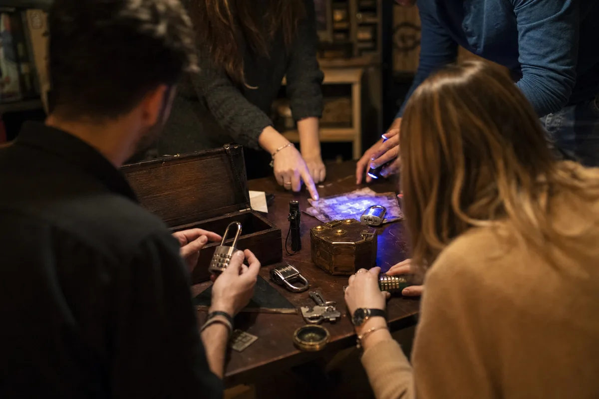 Groupe concentré résolvant une énigme dans un escape game