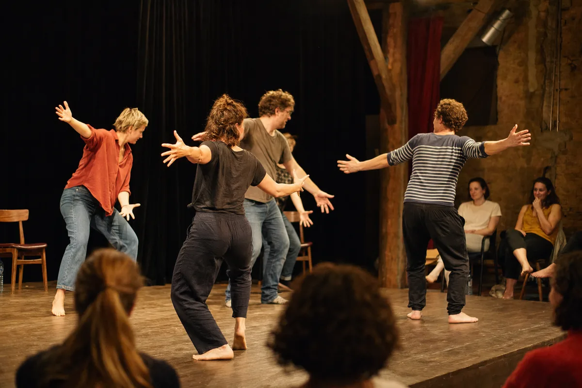 Participants d’un atelier d’improvisation théâtrale sur une petite scène